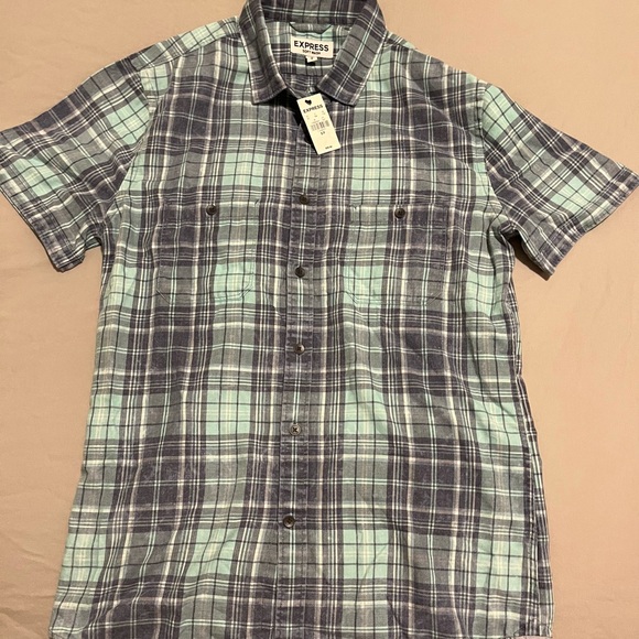 EXPRESS NWT Mens Soft Wash Short Sleeve Plaid Pattern Shirt Small - Picture 3 of 4